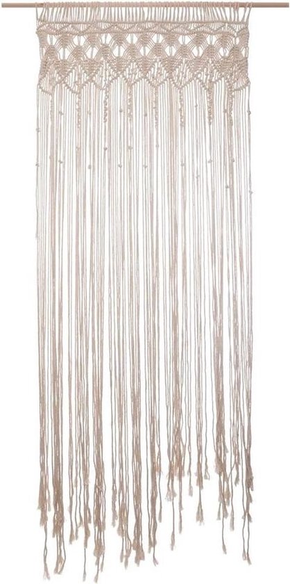 Beige macramé wandkleed met kwastjes aan de onderkant, opgehangen aan een houten stok.