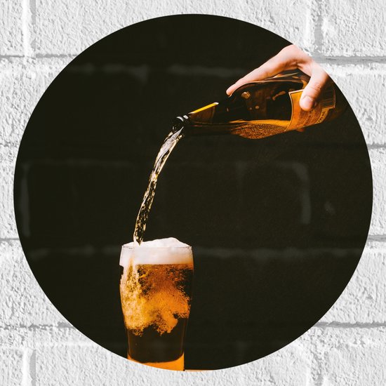 Muursticker Cirkel - Bier - Bierglas - Drank - Drinken - Schenken - Hand - Bierflesje - 30x30 cm Foto op Muursticker