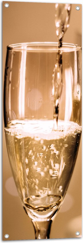 Tuinposter – Champagne - Drank - Glas - Inschenken - Drinken - Bubbels - 40x120 cm Foto op Tuinposter (wanddecoratie voor buiten en binnen)