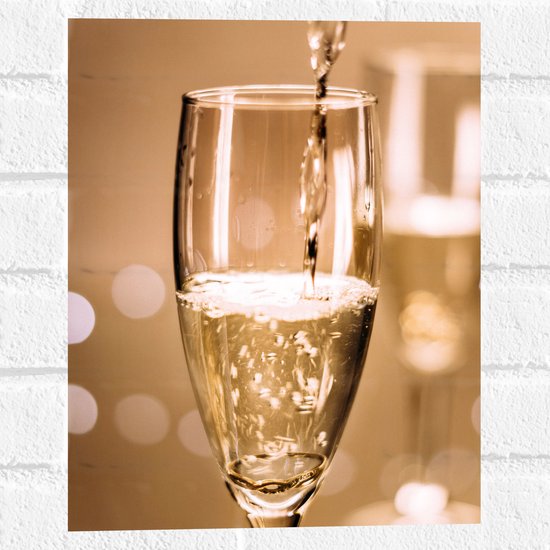 Muursticker - Champagne - Drank - Glas - Inschenken - Drinken - Bubbels - 30x40 cm Foto op Muursticker