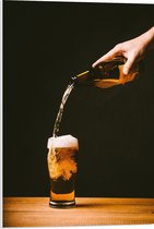 PVC Schuimplaat- Bier - Bierglas - Drank - Drinken - Schenken - Hand - Bierflesje - 50x75 cm Foto op PVC Schuimplaat