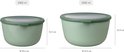 Twee lichtgroene opslagkommen met doorzichtige deksels, 2000 ml (Ø 19,2 cm, 11,5 cm H) en 3000 ml (Ø 22,5 cm, 12,9 cm H).