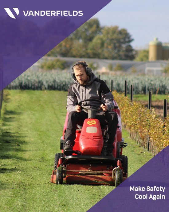 Man op een grasmaaier met een Vanderfields gehoorbeschermer op. "Make Safety Cool Again".