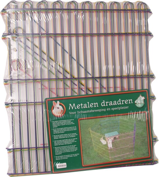 Hek met metalen draden en een groen informatiebord met konijn. Het hek is verpakt in plastic.