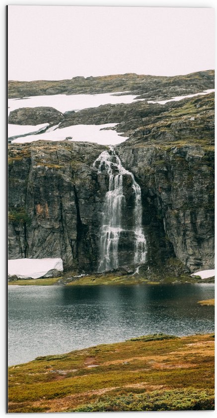 Dibond - Rotsen - Bergen - Water - Waterval - Gras - 50x100 cm Foto op Aluminium (Met Ophangsysteem)