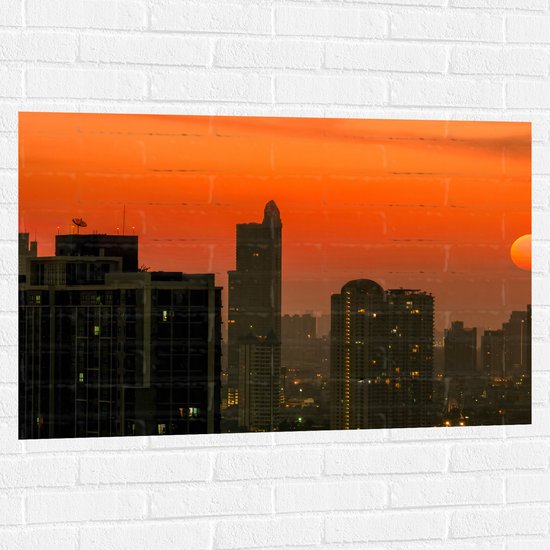 Muursticker - Zon Zakkend achter de Wolkenkrabbers in de Stad - 105x70 cm Foto op Muursticker