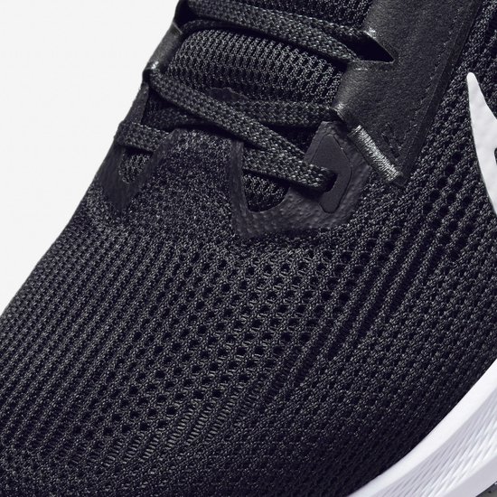 Detail van zwarte Nike hardloopschoen met witte veters en mesh stof.