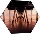 Dibond Hexagon - Pier - Strand - Zee - Zand - 70x60.9 cm Foto op Hexagon (Met Ophangsysteem)