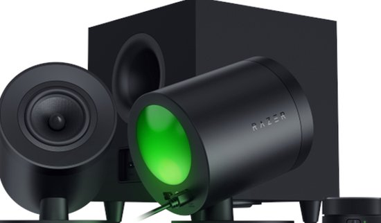 Zwart Razer Nommo V2 Pro luidsprekersysteem met subwoofer, speakers en groene gloed.