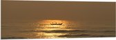 PVC Schuimplaat - Oceaan - Zee - Bootje - Mensen - Zonlicht - 150x50 cm Foto op PVC Schuimplaat (Met Ophangsysteem)