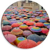 Dibond Muurcirkel - Paraplu - Mensen - Regenboog - Kleuren - 50x50 cm Foto op Aluminium Muurcirkel (met ophangsysteem)