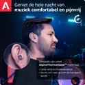 Muzikant met Alpine oordopje in het oor, gemaakt van Alpine ThermoShape materiaal.