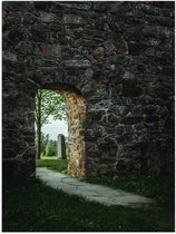 Poster Glanzend – Muur - Stenen - Gras - Doorgang - 30x40 cm Foto op Posterpapier met Glanzende Afwerking