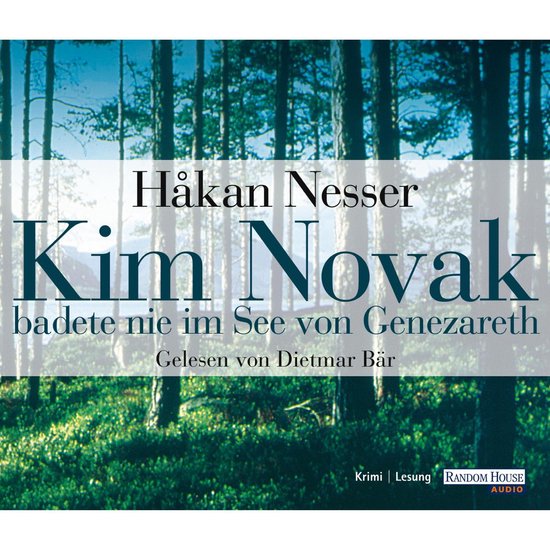 Audioboekhoes 'Kim Novak badete nie im See von Genezareth' door Håkan Nesser met een bos en meer op de achtergrond.