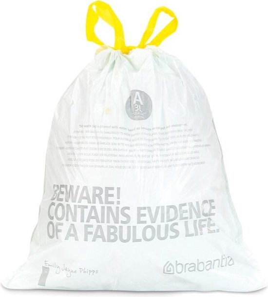 Knoop van een witte vuilniszak met gele lussen, met de tekst 'BEWARE! CONTAINS EVIDENCE OF A FABULOUS LIFE'.
