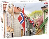Puzzel Around the World Northern Stars: Street in Bergen (with Norwegian Flags) - 1000 stukjes