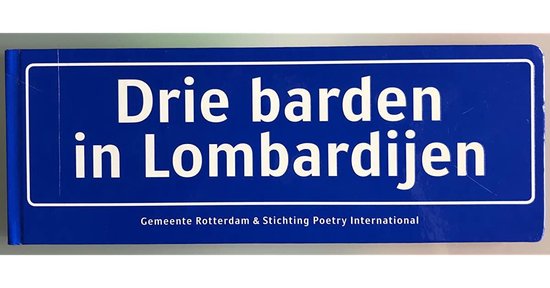 Blauwe straatnaambord met witte tekst 'Drie barden in Lombardijen', Gemeente Rotterdam & Stichting Poetry International.