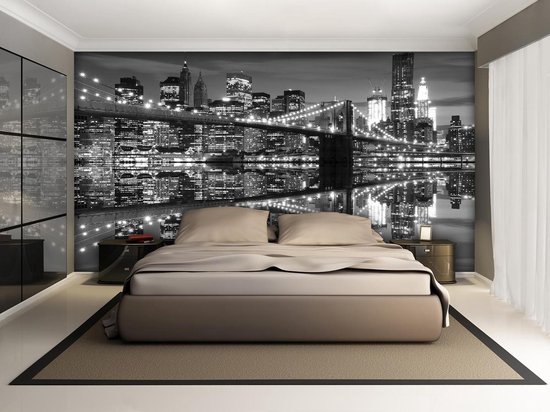 Affiche noir et blanc du pont de Brooklyn avec un reflet dans l'eau, dans une chambre.