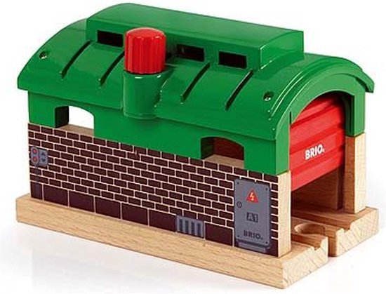 BRIO Train Garage met rode roldeur, groene bovenkant, bakstenen muur en houten basis.