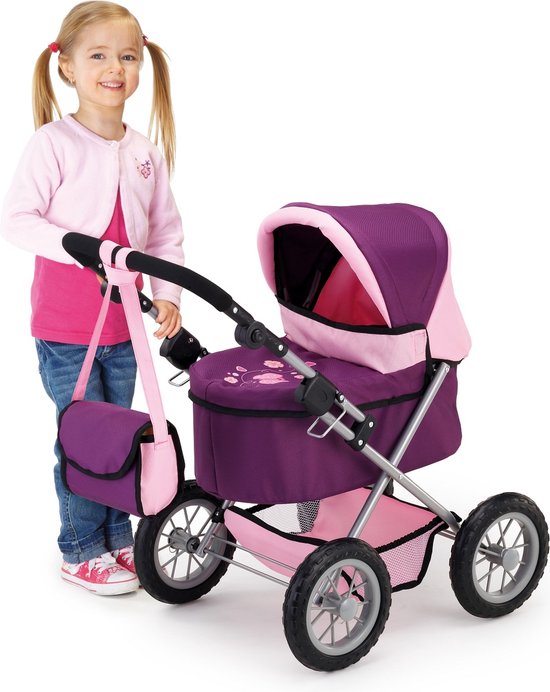 Meisje met paarse poppenwagen met roze kap en bijpassende tas.