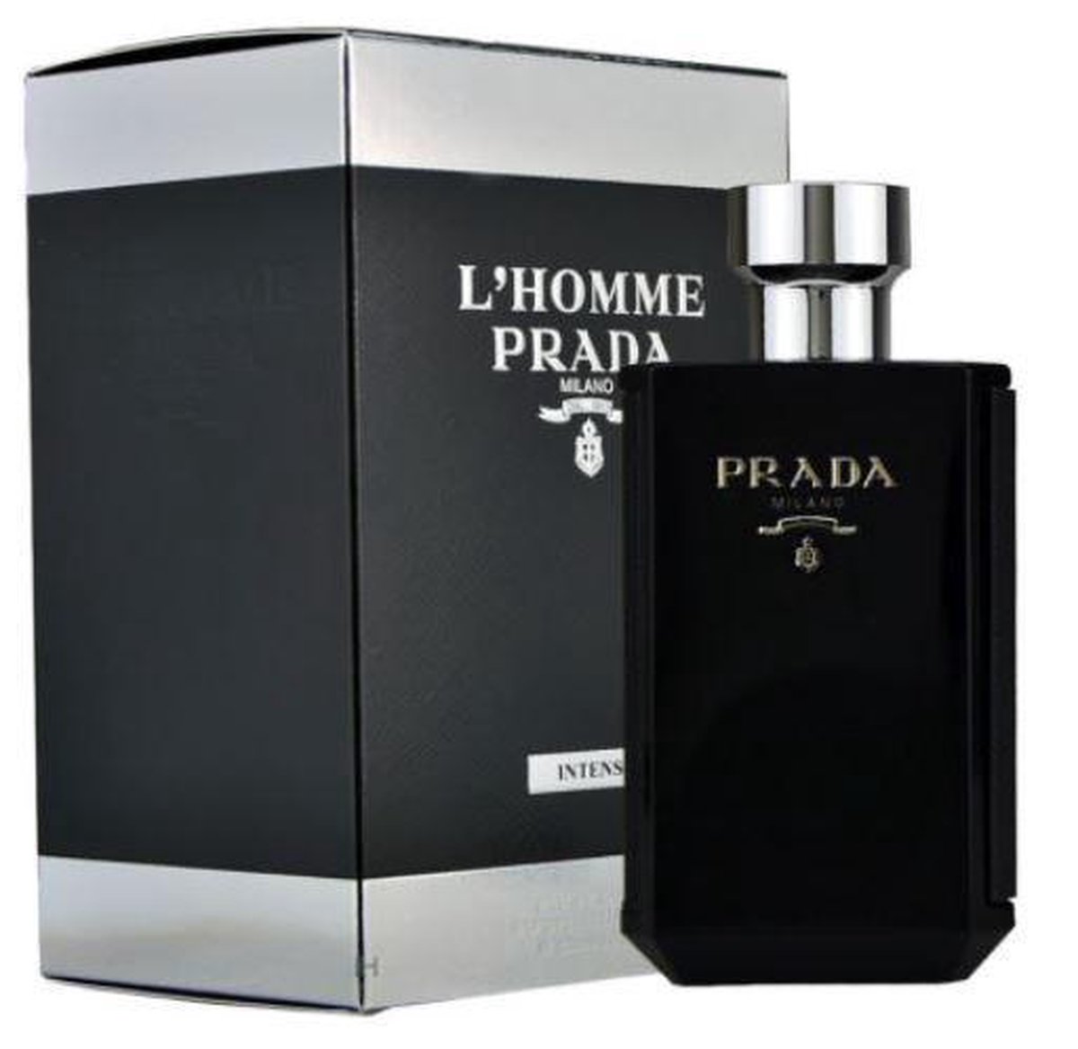 Zwarte Prada parfumfles met zilveren dop en reliëf logo.