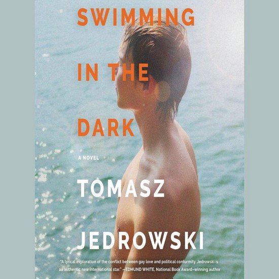 Boek "Swimming in the Dark" van Tomasz Jedrowski. Een jongeman met nat haar kijkt over zijn schouder naar de zee.