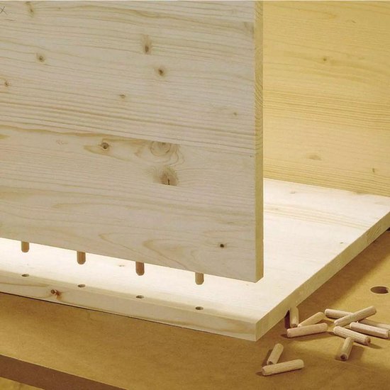 Gedemonteerde houten verbinding met deuvels die uit het hout steken.