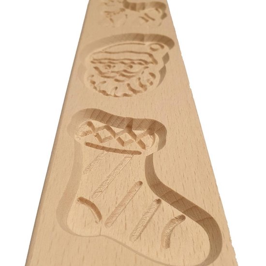 Gedetailleerd houten bakvorm met uitsparingen voor een kerstman en kerstsok.