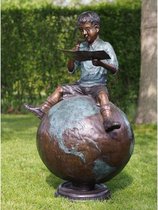 Tuinbeeld - bronzen beeld - Jongen zittend op wereldbol - 126 cm hoog