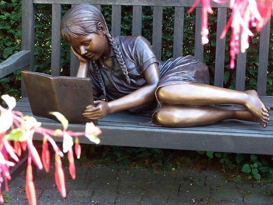 Statue de jardin - statue en bronze - Fille couchée lisant - 43 cm de haut