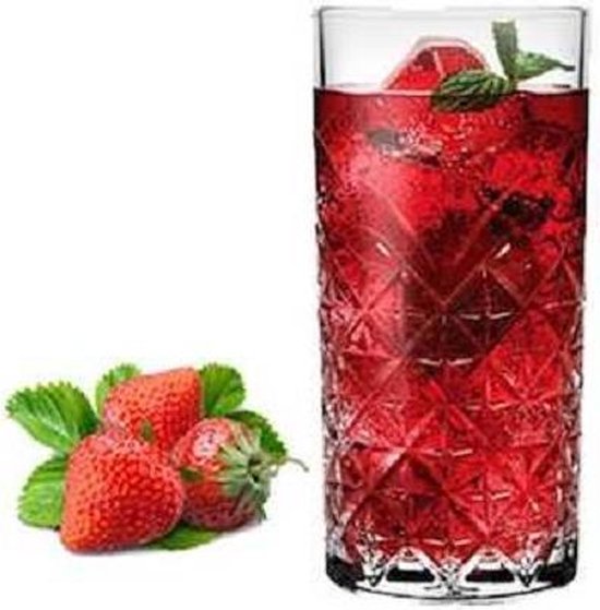Un verre haut à facettes rempli d'une boisson rouge, de glace et de menthe, avec trois fraises et des feuilles vertes à côté du verre.