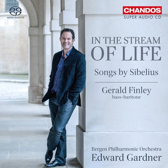 Gerald Finley, bas-bariton, in donkerblauw jasje en paars hemd, staat in een arcadeboog. 'In The Stream Of Life' staat op de hoes.