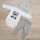 Baby cadeau papa geboorte unisex jongen of Meisje Setje 3-delig newborn | maat 50-56 | grijs mutsje en broekje en romper lange mouw wit met zwarte tekst good looks just like my dad | eerste Vaderdag liefste allerliefste