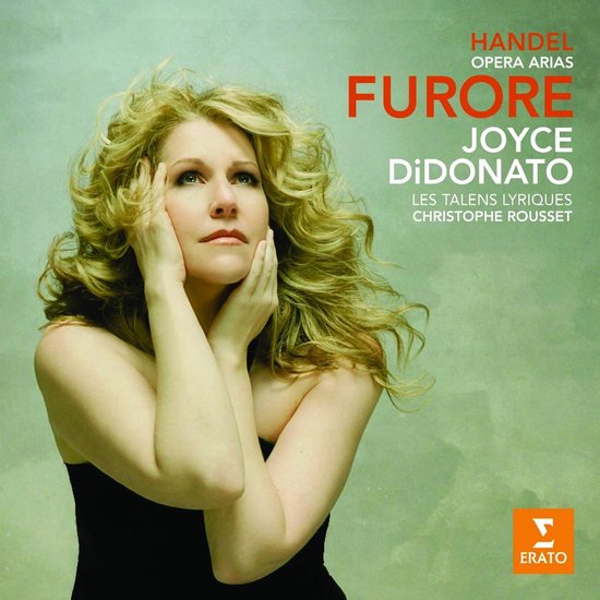 Portret van Joyce DiDonato met blonde krullen en handen tegen haar wangen, met tekst: Handel Opera Arias Furore Joyce DiDonato.