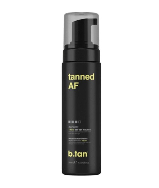 Zwarte fles b.tan Tanned AF zelfbruiningsmousse, 200ml, met pompdispenser en transparante dop.
