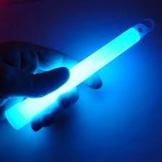 Een blauwe glowstick, 15 cm lang, wordt in een hand vastgehouden.
