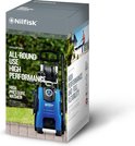 Doos van een blauwe Nilfisk hogedrukreiniger, met afbeeldingen van de machine en een man die de tuin schoonspuit. Tekst: "ALL-ROUND USE HIGH PERFORMANCE".