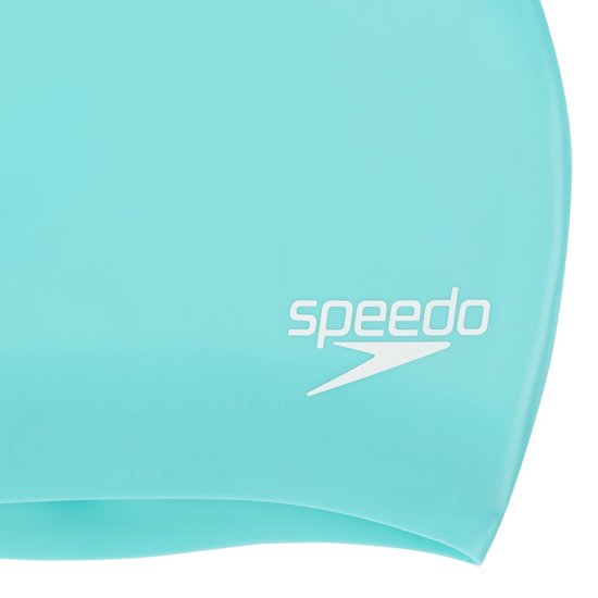 Close-up van een turquoise Speedo badmuts met wit Speedo logo.
