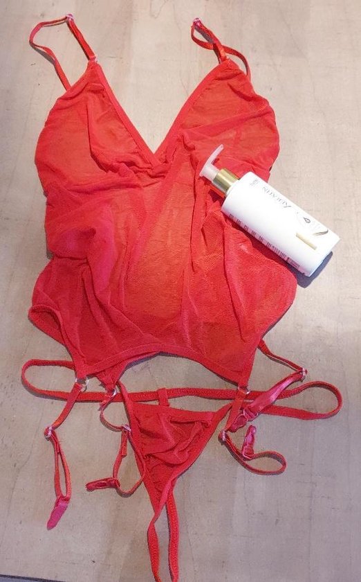 Spannende rode lingerie set van doorzichtige tule, boven stuk, string en  jarretel MAAT L | bol.com