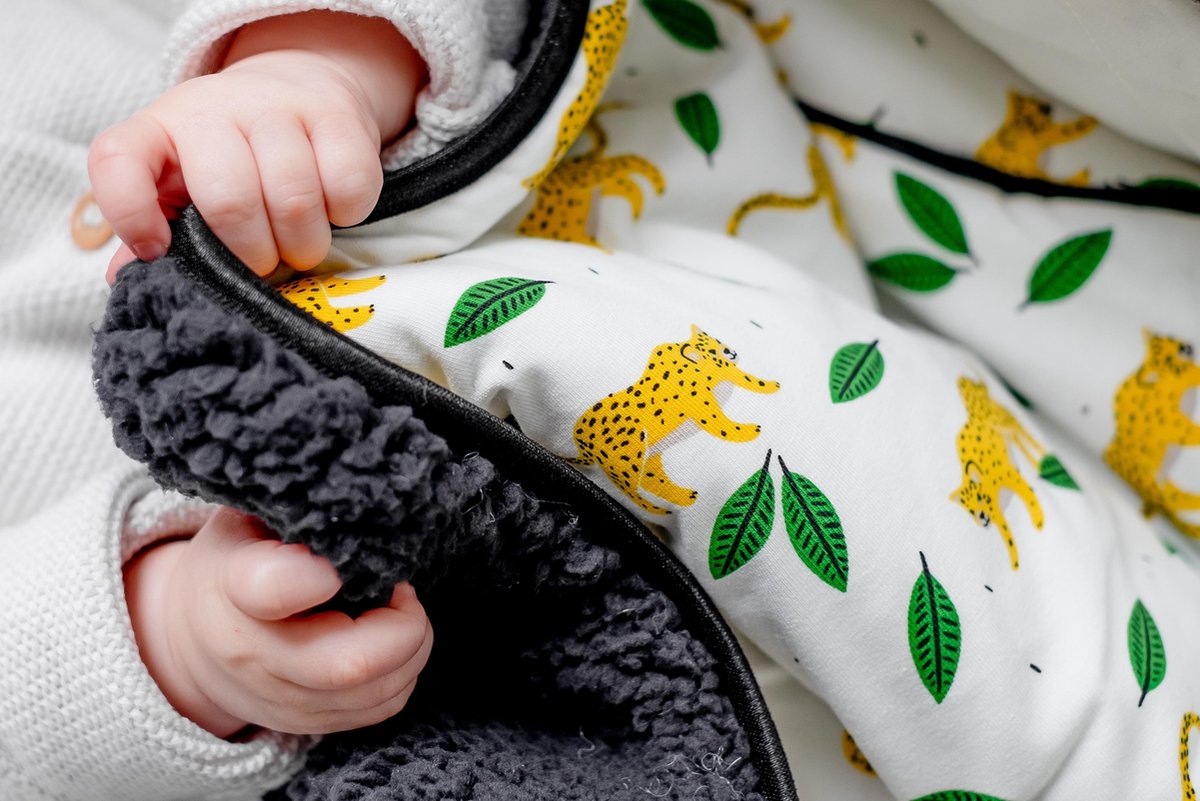 Wallabiezzz Voetenzak Maxi Cosi - Slaapzak Autostoeltje - Warm & Comfortabel - Katoen/Teddy - Wit - Panter – foto 3