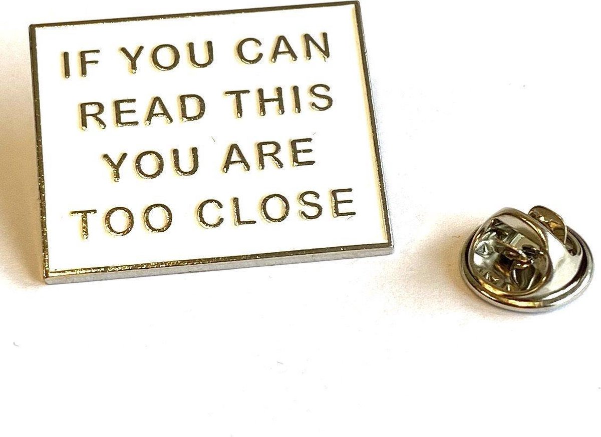 If You Can Read This You Are Too Close Emaille Tekst Pin 3.1 cm / 2.5 cm / Wit Goud