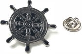 Klassiek Zwart Met Zilverkleurige Piraten Roer Emaille Pin 3,3 cm diameter