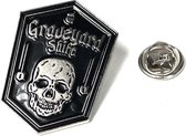 Emaille Pin Met Doodskop En Graveyard Shift Tekst 3,6 x 2,5 cm