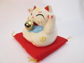 Lucky Cat Wit met bel op rood kussen - 9cm - NatuurDirect