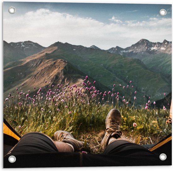 Tuinposter – Uizicht op de Bergen in een Tent - 50x50cm Foto op Tuinposter  (wanddecoratie voor buiten en binnen)