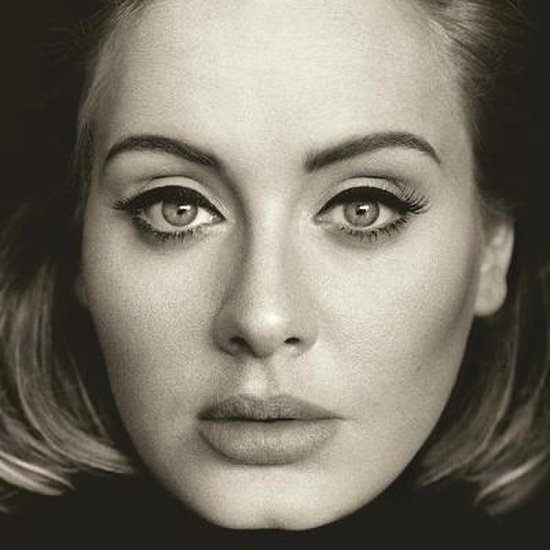 Close-up van Adele's gezicht met iconische eyeliner en haar die rond haar gezicht valt.