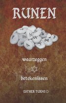Boek cover Runen waarzeggen betekenissen van Esther Tuxmi (Paperback)