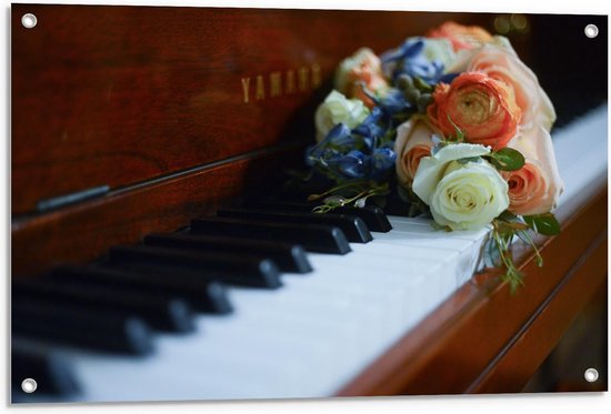 Tuinposter – Rozenboeket op Piano - 90x60cm Foto op Tuinposter  (wanddecoratie voor buiten en binnen)