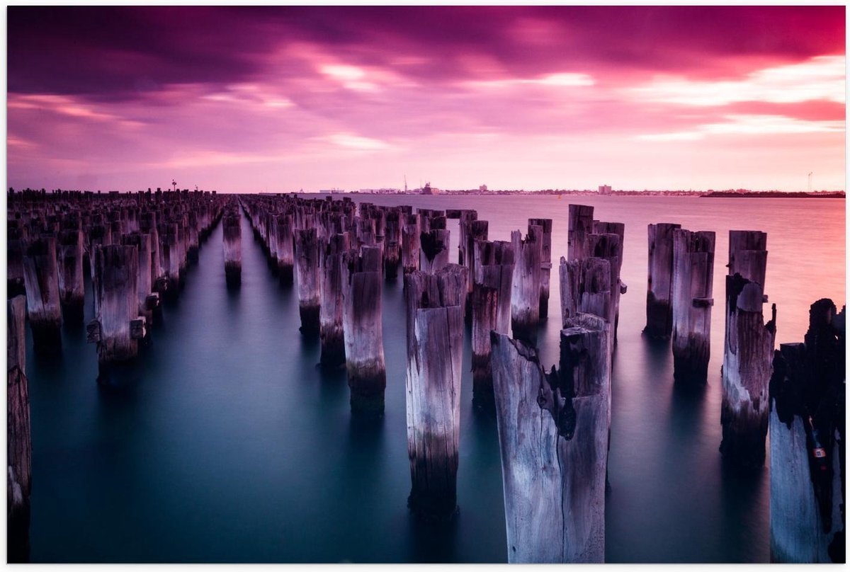 Poster – Houten Palen in de Zee met een Mooie Zonsondergang - 60x40cm Foto op Posterpapier