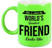 This is what the worlds greatest friend looks like cadeau mok / beker - neon groen - 330 ml - verjaardag / bedankt cadeau
